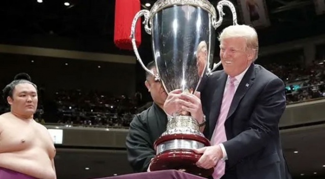 Sumo maçını izleyen Trump, sosyal medyada alay konusu oldu