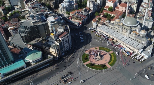 Taksim Meydanı’na çelenk bırakılması havadan görüntülendi