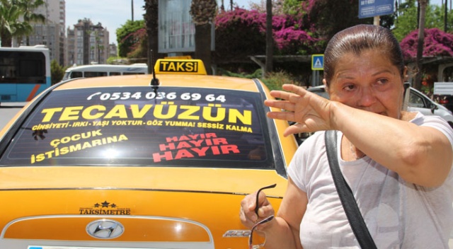 Taksisinin camına yazdırdığı yazı, görenleri ağlattı Taksisinin camına yazdırdığı yazı, görenleri ağlattı