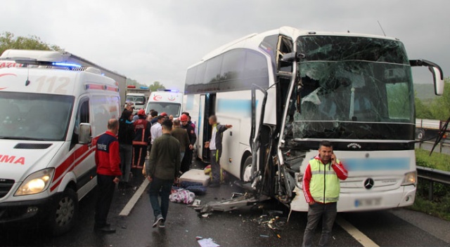TEM&#039;de otobüs tıra çarptı! 1&#039;i ağır 7 kişi yaralandı