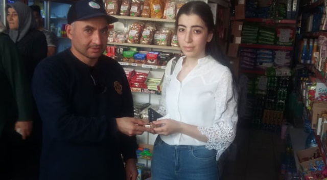 Temizlik görevlisi yerde bulduğu altın bileziği sahibine teslim etti Temizlik görevlisi yerde bulduğu altın bileziği sahibine teslim etti