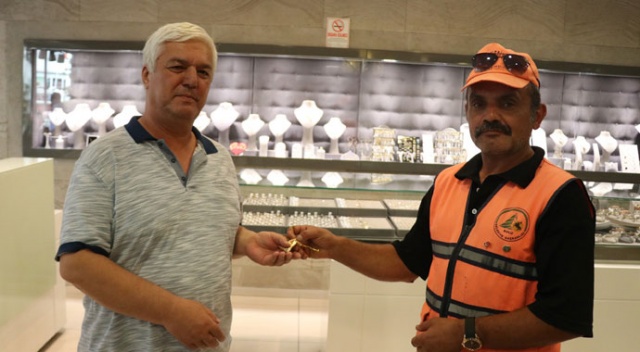 Temizlik işçisi, yolda bulduğu altını sahibine teslim etti Temizlik işçisi, yolda bulduğu altını sahibine teslim etti