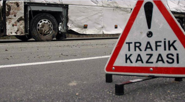 Tır ile traktör çarpıştı: 2 yaralı Tır ile traktör çarpıştı: 2 yaralı