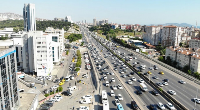 Trafikte bayram yoğunluğu başladı! D-100 Karayolu adeta kilitlendi Trafikte bayram yoğunluğu başladı! D-100 Karayolu adeta kilitlendi