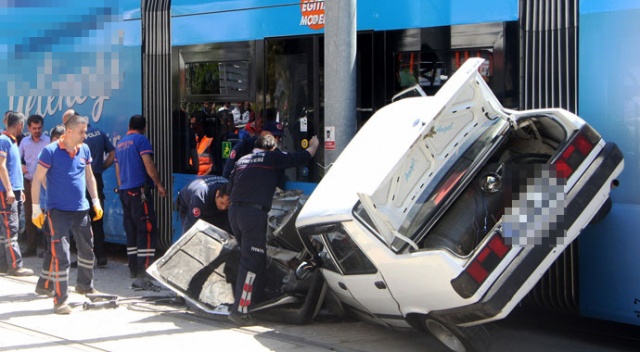 Tramvay ile çarpışan otomobil havada kaldı