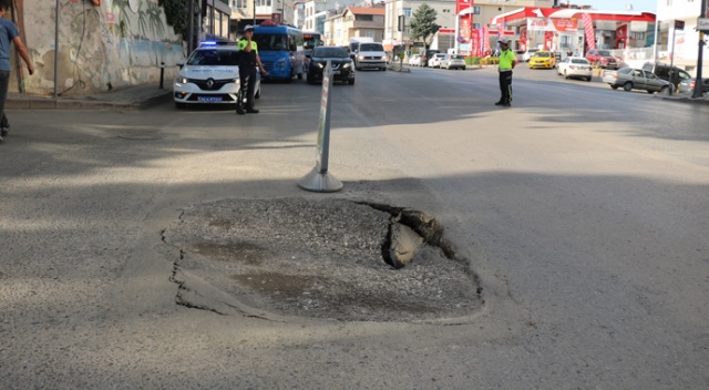 Üsküdar'da yol çöktü Üsküdar'da yol çöktü