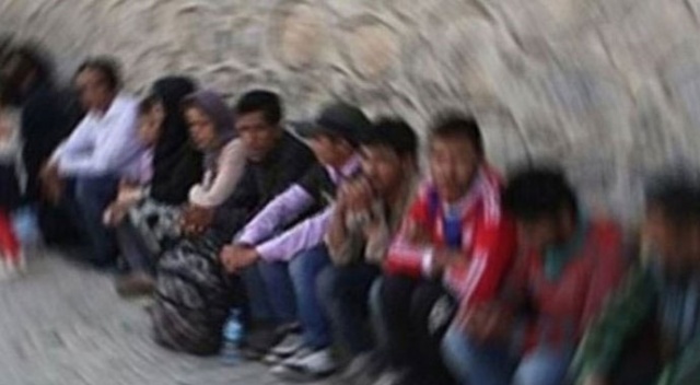 Van'da 106 düzensiz göçmen yakalandı Van'da 106 düzensiz göçmen yakalandı
