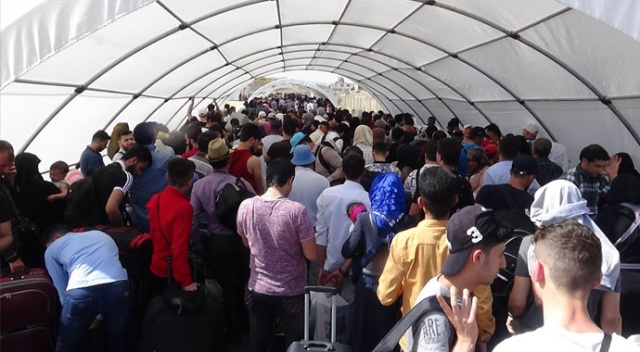 Vatan özlemi sıcak dinlemiyor: Suriyeliler Ramazan Bayramı için ülkelerine gitmeye devam ediyor Vatan özlemi sıcak dinlemiyor: Suriyeliler Ramazan Bayramı için ülkelerine gitmeye devam ediyor