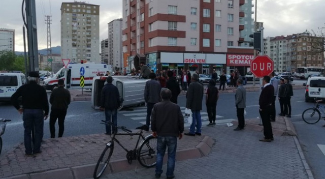 Vatandaşlar yan yatan kamyonetten yaralıları böyle çıkardı Vatandaşlar yan yatan kamyonetten yaralıları böyle çıkardı