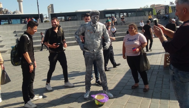 Vatandaşların ‘canlı heykel sanatçısıyla’ imtihanı kamerada Vatandaşların ‘canlı heykel sanatçısıyla’ imtihanı kamerada