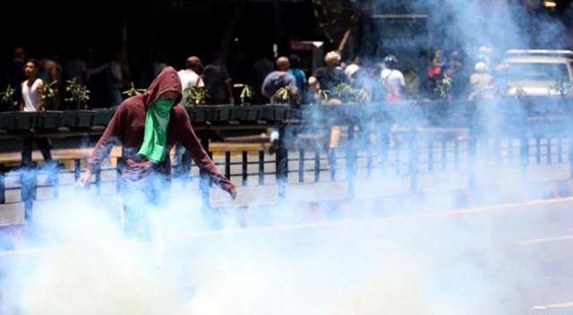 Venezuela’da darbe girişiminin bilançosu: 1 ölü, 119 yaralı Venezuela’da darbe girişiminin bilançosu: 1 ölü, 119 yaralı