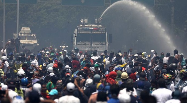 Venezuela’da kalkışmaya katılan milletvekillerinin dokunulmazlığı kaldırılacak