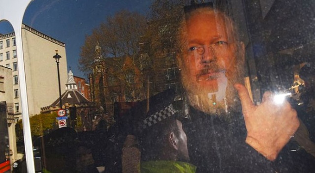 Wikileaks'in kurucusu Assange'a 50 hafta hapis Wikileaks'in kurucusu Assange'a 50 hafta hapis