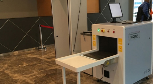 X-Ray cihazına geçirilen valizden silah çıktı