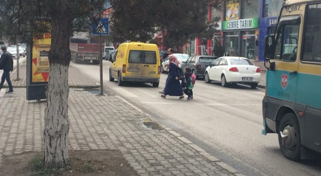 Yayalara öncelik vermeyen sürücülere ceza yağdı Yayalara öncelik vermeyen sürücülere ceza yağdı