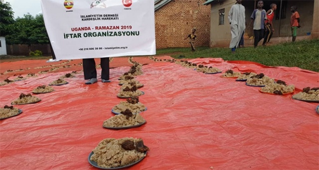 Yemen ve Afrika’da mazlumlara iftar sofraları kuruldu Yemen ve Afrika’da mazlumlara iftar sofraları kuruldu