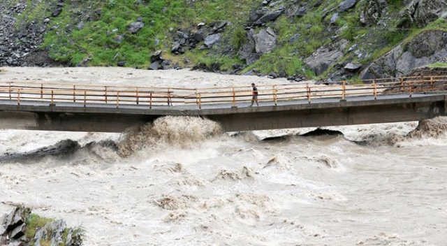 Zap Suyu taştı, yollar su altında kaldı