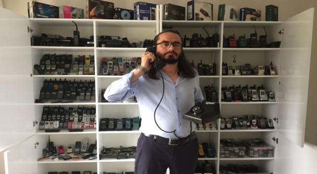 15 yılda biriktirdiği cep telefonları ile uyuyor 15 yılda biriktirdiği cep telefonları ile uyuyor