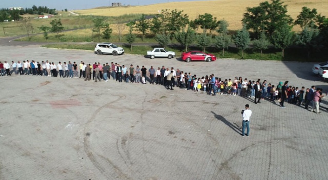 300 torunu bayramını kutlamak için metrelerce kuyruk oluşturdu