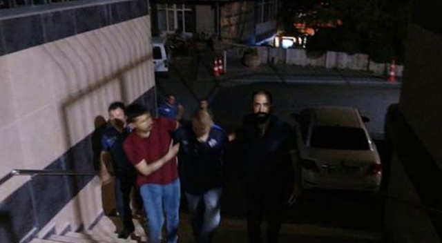 Ağır yaraladığı eşini hastanede öldürmeye gelen şüpheli silahıyla yakalandı Ağır yaraladığı eşini hastanede öldürmeye gelen şüpheli silahıyla yakalandı