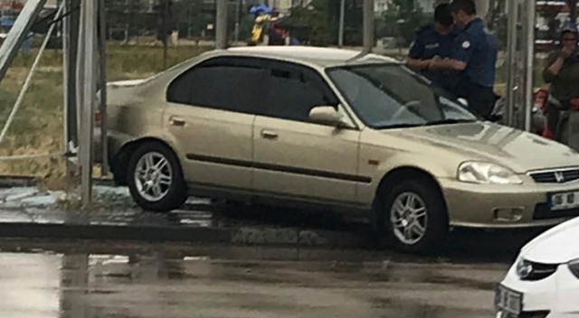 Ankara'da otomobil durağa daldı: 3 yaralı Ankara'da otomobil durağa daldı: 3 yaralı