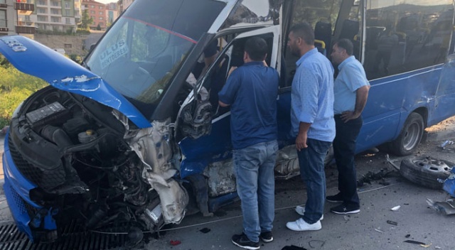 Ankara'da yolcu minibüsü ile otomobil çarpıştı: 7 yaralı Ankara'da yolcu minibüsü ile otomobil çarpıştı: 7 yaralı