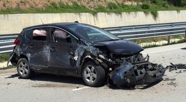 Araç bariyerlere çarpıp takla attı: 2 çocuk öldü, 3 yaralı