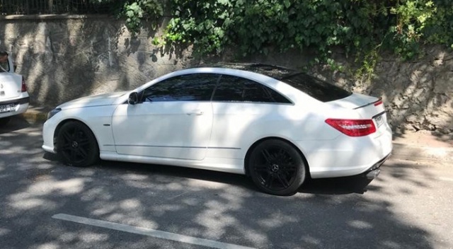 Aracın üzerine ağaç devrildi, bebek ve ailesi ölümden döndü