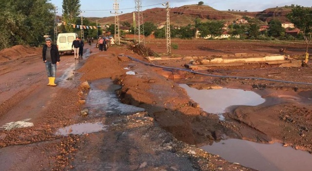 Aşırı yağış yüzünden sele kapılan karı koca hayatını kaybetti! Aşırı yağış yüzünden sele kapılan karı koca hayatını kaybetti!