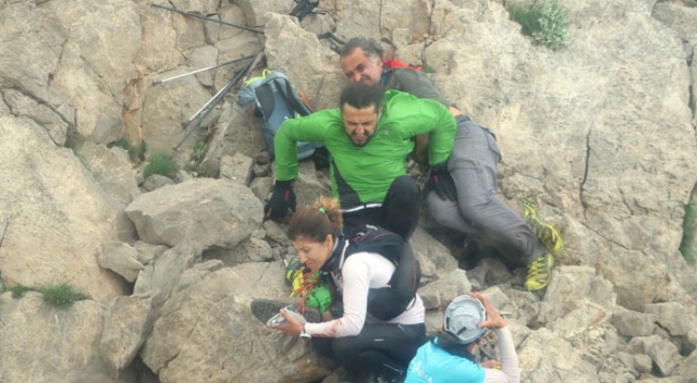 Ayı uçurumdan itti! Jandarma seferber oldu Ayı uçurumdan itti! Jandarma seferber oldu