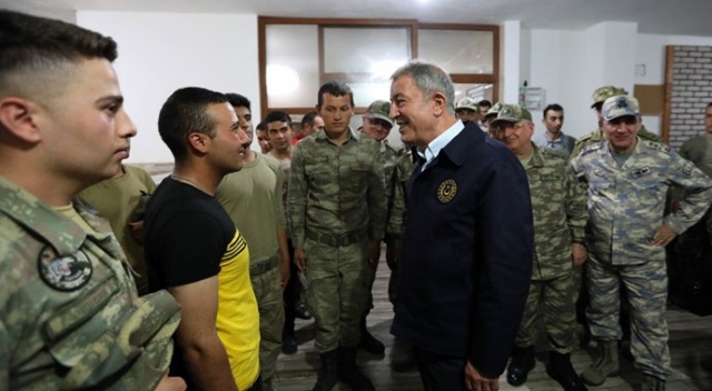 Bakan Akar ve komutanlar, geceyi sınırın sıfır noktasında geçirdi