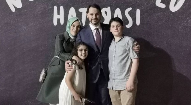 Bakan Albayrak kızının mezuniyet töreninden aile fotoğrafı paylaştı Bakan Albayrak kızının mezuniyet töreninden aile fotoğrafı paylaştı