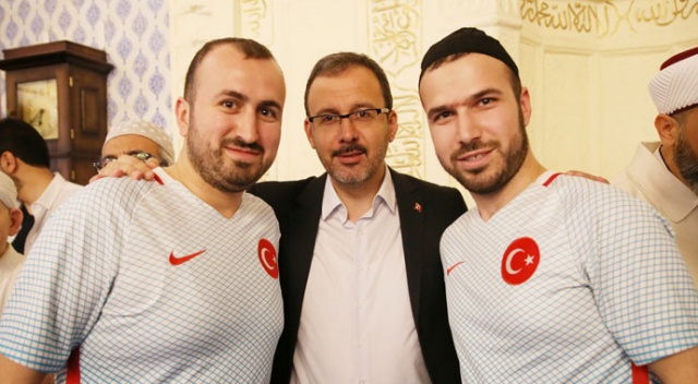 Bakan Kasapoğlu: Gençlerimizin bayram coşkusunu eski günlerdeki gibi yaşamalarını diliyorum