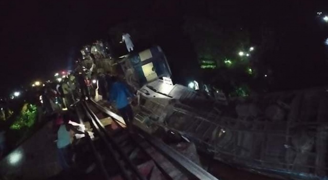 Bangladeş&#039;te yolcu treni nehre düştü