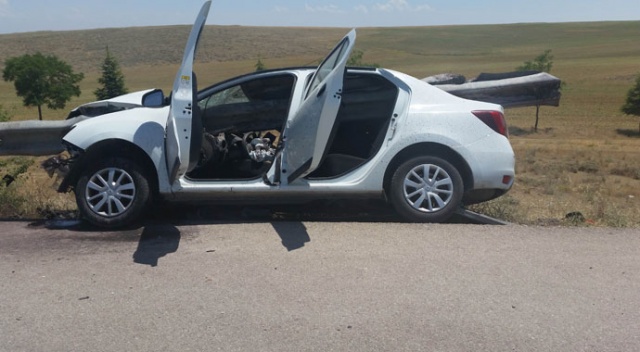 Bariyer otomobile ok gibi saplandı: 2 yaralı Bariyer otomobile ok gibi saplandı: 2 yaralı