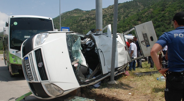 Bayram alışverişinden dönen baba ile kızı kazada hayatını kaybetti