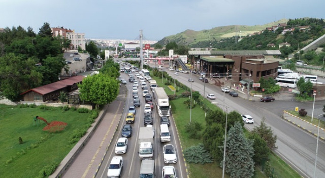 Bayram dönüşü erken başladı! Kilometrelerce kuyruk oluştu