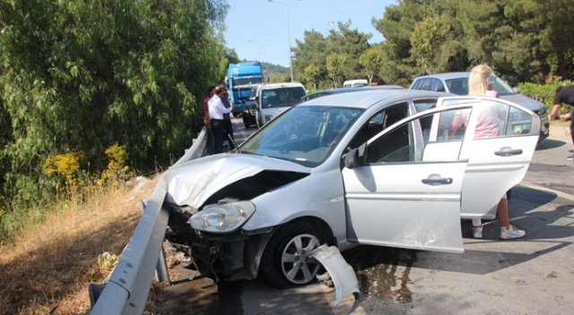 Bayram tatili kazalarla başladı, 4 araç birbirine girdi