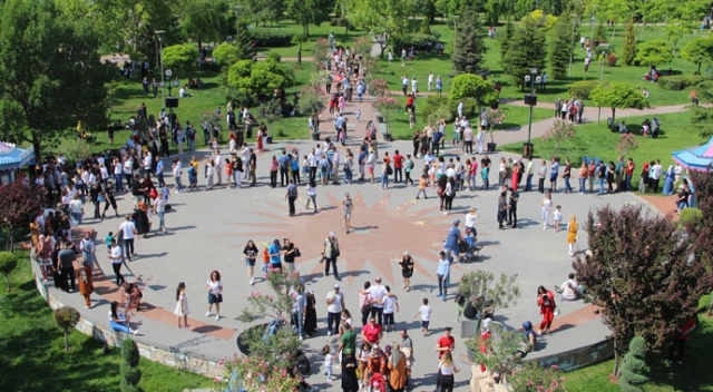 Bayram tatilinde Bodrum'u, Çeşme'yi bırakıp Eskişehir'e geldiler Bayram tatilinde Bodrum'u, Çeşme'yi bırakıp Eskişehir'e geldiler