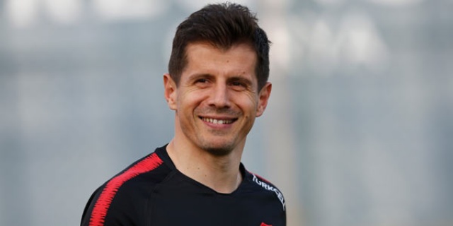 Belözoğlu: Ya futbolu bırakacağım ya da 1 sene daha...
