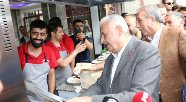 Binali Yıldırım, Sur esnafını ziyaret etti Binali Yıldırım, Sur esnafını ziyaret etti