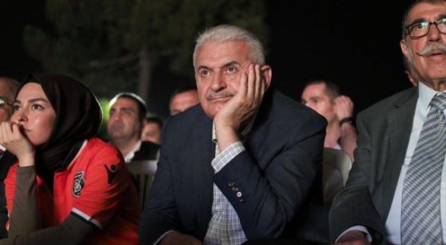 Binali Yıldırım, Türkiye-İzlanda maçını gençlerle birlikte izledi Binali Yıldırım, Türkiye-İzlanda maçını gençlerle birlikte izledi