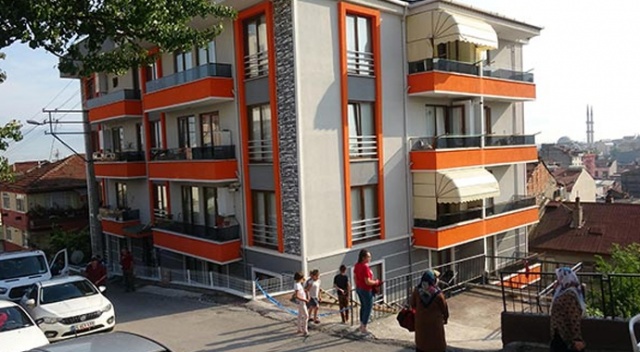 Binanın istinat duvarı çöktü, 23 daire boşaltıldı Binanın istinat duvarı çöktü, 23 daire boşaltıldı