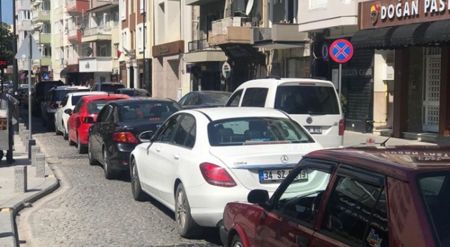Çanakkale'de feribot iskelesinde uzun araç kuyrukları oluştu Çanakkale'de feribot iskelesinde uzun araç kuyrukları oluştu