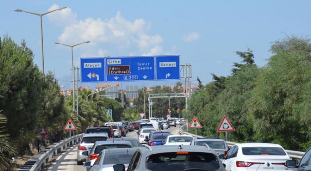 Çeşme'de uzun araç kuyrukları oluştu