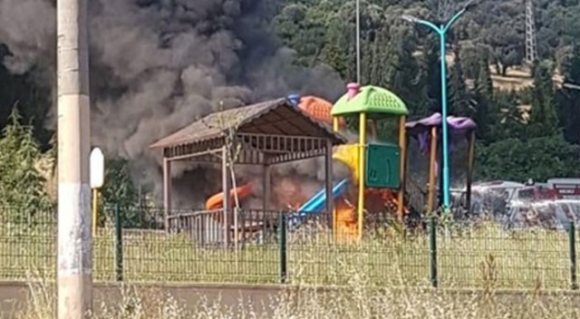 Çocuk parkını benzin döküp yaktılar Çocuk parkını benzin döküp yaktılar