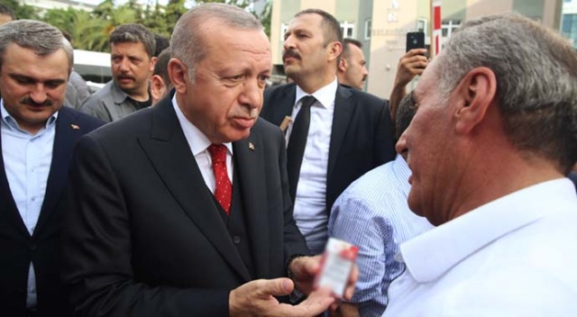 Cumhurbaşkanı Erdoğan, bir vatandaşın paketini alarak sigarayı bırakmasını istedi Cumhurbaşkanı Erdoğan, bir vatandaşın paketini alarak sigarayı bırakmasını istedi