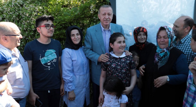 Cumhurbaşkanı Erdoğan yolda vatandaşlarla sohbet etti