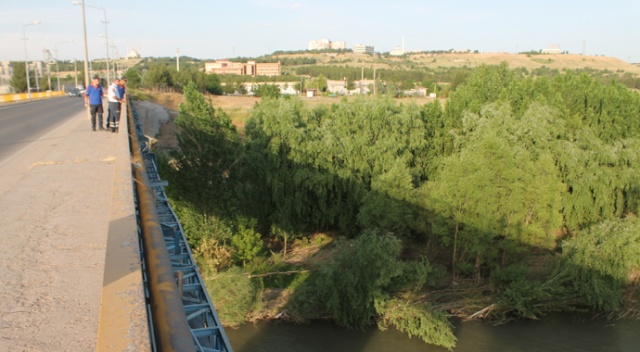Dicle Nehri'nde balık tutan genç akıntıya kapıldı