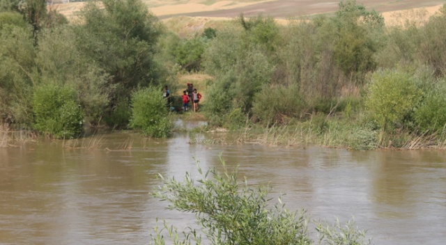 Dicle Nehri'nin ortasında mahsur kalan 7 çocuğu ekipler kurtardı
